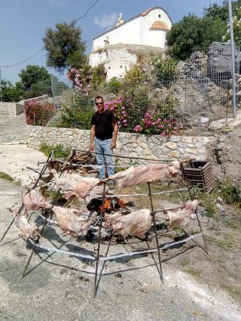 agneaux grillés à la taverne VIGLES (village à côté de Patsianos)